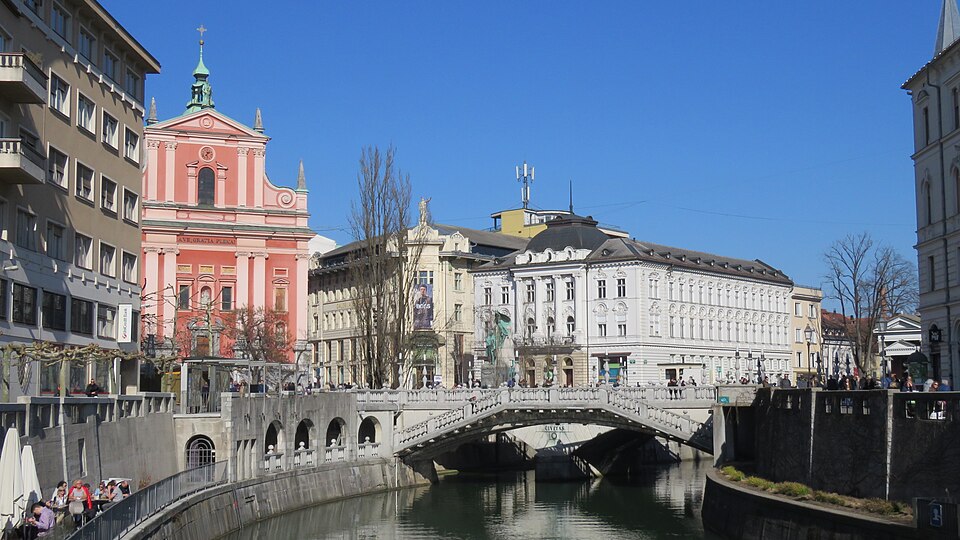 Ljubljanski grad nad Ljubljanico in Tromostovjem
